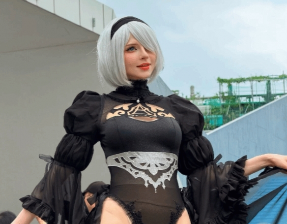 双厨狂喜！《生化危机》碍事梨体模cos《FF7》爱丽丝 - 配图